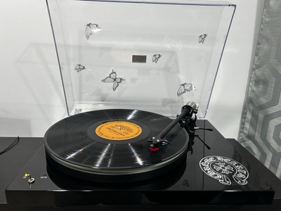 Pro-Ject Debut Turntable w/ Aruras Carbon Tonearm Chrome H Gloss BLK AT-VM95ML