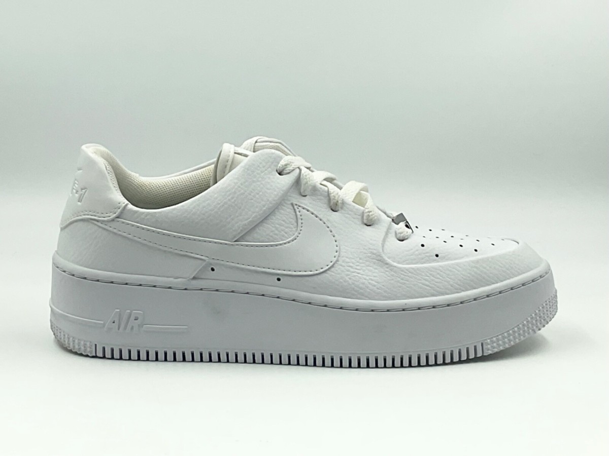 靴 NIKE Air Force 1 SAGE LOW Nike Air Force 1 Sage Low Women's Shoe. Nike CA