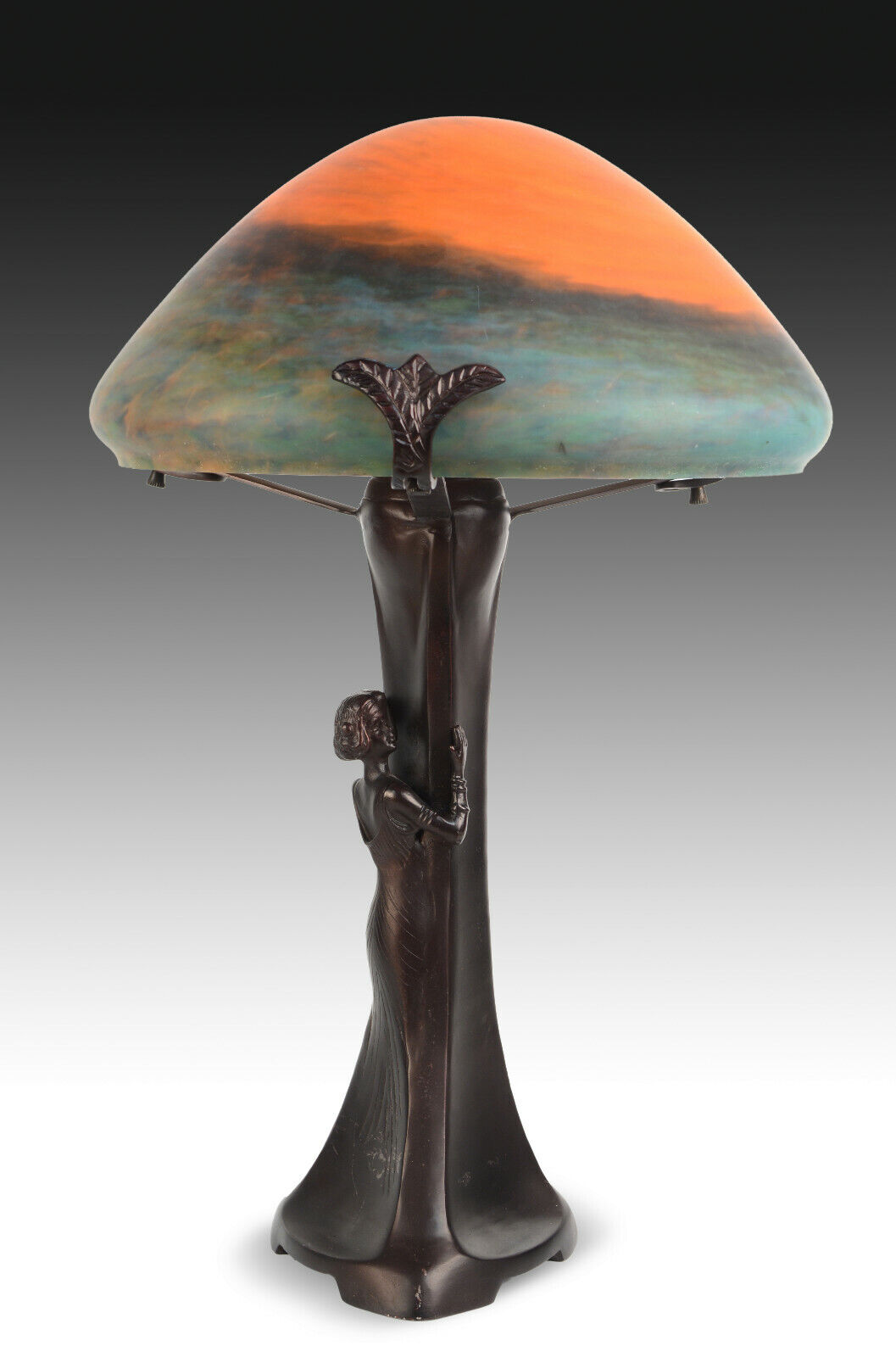 Lámpara de mesa, después de los modelos de estilo Art Nouveau.