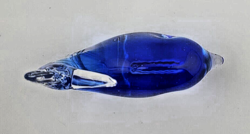 Blue glass whale figurine paper weight - Picture 6 of 8
