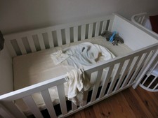 Sehr schönes weißes Baby- und Kinderbett von De Breuyn (Wookids) mit Matratze