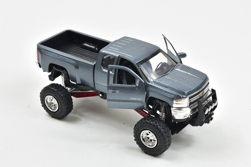 New Ray Silverado 2500 Hd Die Cast Chevrolet with Suspension 1/32° 54526 Blue... - Picture 4 of 5