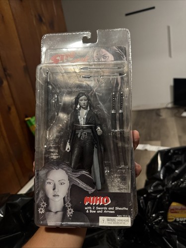 NECA Sin City – Action Figura Miho (Versione Bianco E Nero) Con Spade, Arco E Frecce – 18 Cm, PVC, Collezionabile