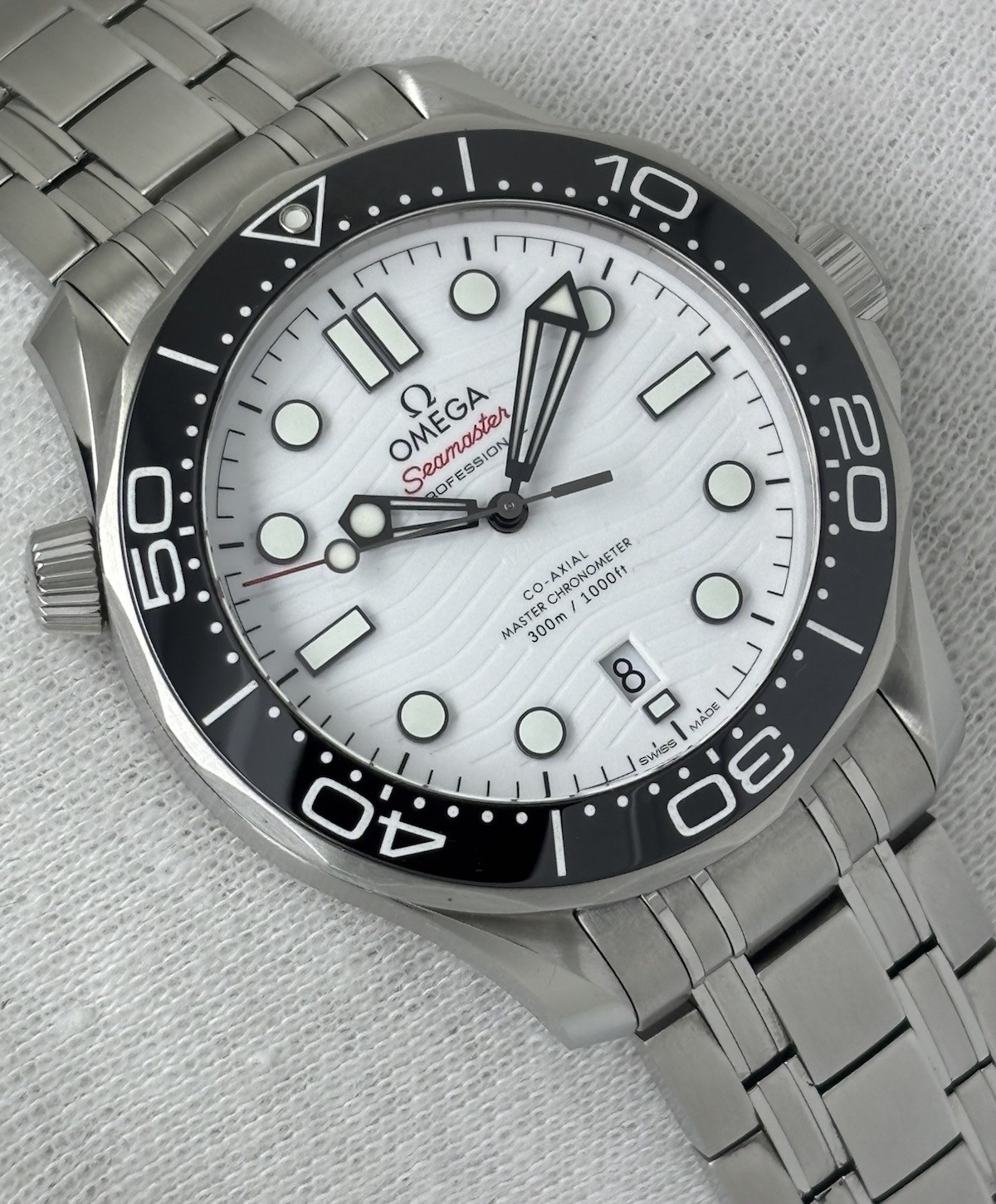 OMEGA Seamaster Ceramic 300m Diver White Wave Dial CoAxial Gents Watch 42mm
