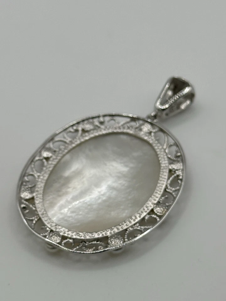 WHITE MOTHER-OF-PEARL&CULTURED FRESHWATER PEARL, RHODIUM OVR SILVR CAMEO PENDANT - Image 2 of 4