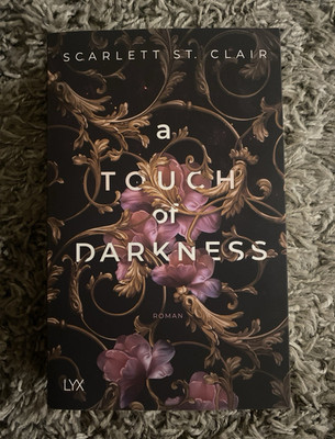 A Touch of Darkness   Scarlett St. Clair Taschenbuch