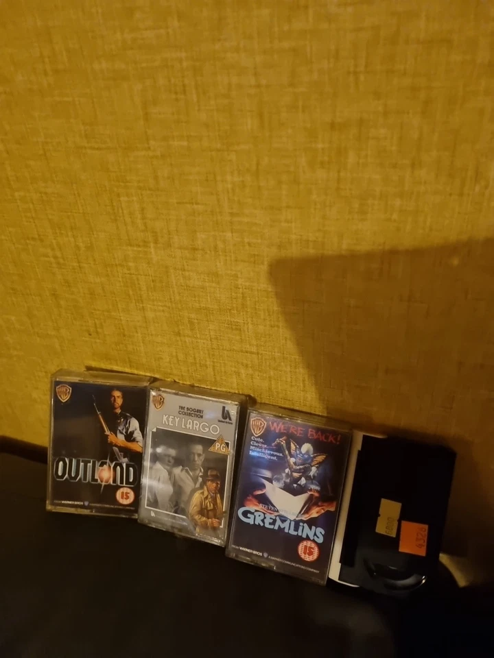 4 vintage Video8 Movies Bundle & a goldstar Video8 & vhs player for parts dvd - Bild 3 von 4