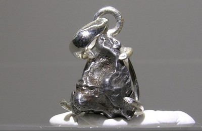 Meteorite - Höhe: 23 mm Breite: 11 mm  - 3,55 g - Campo del Cielo