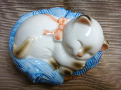 Vintage 1983 AVON Ceramic Sachet SLEEPING SIAMESE KITTEN In Laundry Basket - Picture 8 of 8