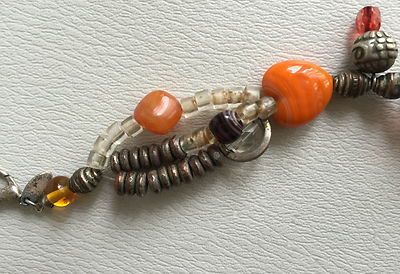Collier Court Vintage En Métal Argenté Avec Pendentif Pâte De Verre Orange - Bijou Ancien Royaume-Uni