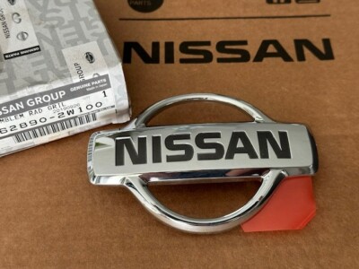 1999-2002 Nissan Pathfinder Grille Emblem Front | 62890-2W100