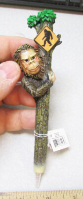 Bigfoot novelty Ink Pen, Bigfoot hiding behind a Tree w Bigfoot xing sign, NEW