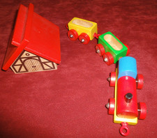 Brio Holzeisenbahn: Lokomotive, Lok, 2 Anhänger, Scheue Stall