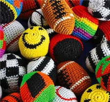 LOT OF 10 ASSORTED.KICK BALLS WOVEN HACKY SACK FOOT BALLS BAGS HACKEY PARTY A