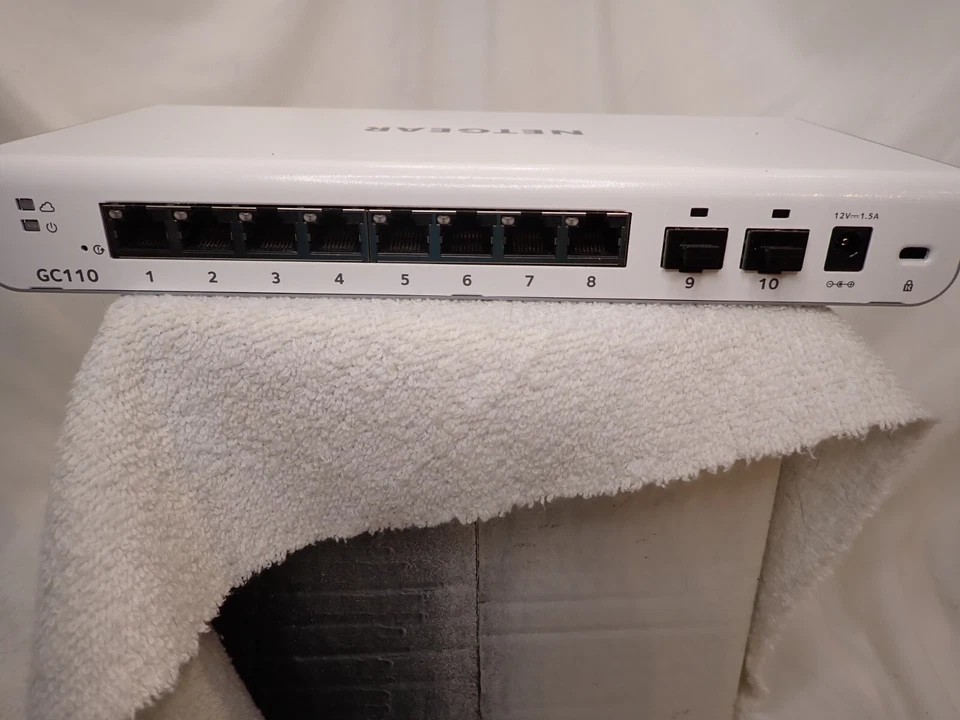 NETGEAR VIZN 8-Port Gb Ethernet 2 SFP Ports (GC110) Smart Cloud Switch - Image 4 of 4
