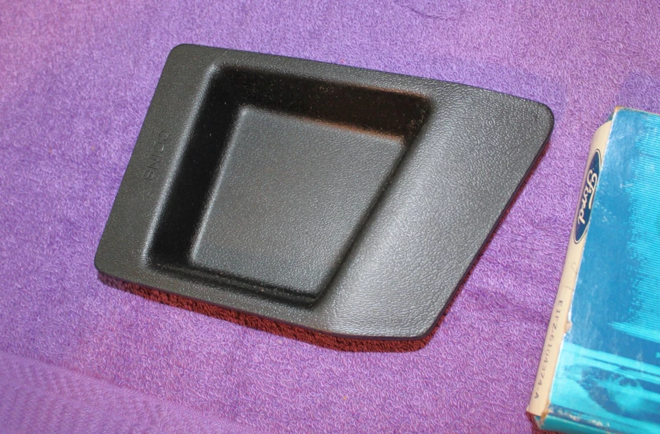 1981 1982 1983 Ford Escort EXP Mercury Lynx LN7 NOS RH PORTA RÁDIO ALTO-FALANTE CAPA - Imagem 2 de 3