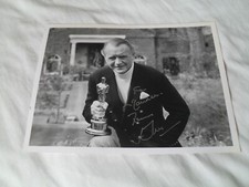  SIR JOHN MILLS AUTOGRAPH - Photo of John with Oscar for RYAN'S DAUGHTER signed