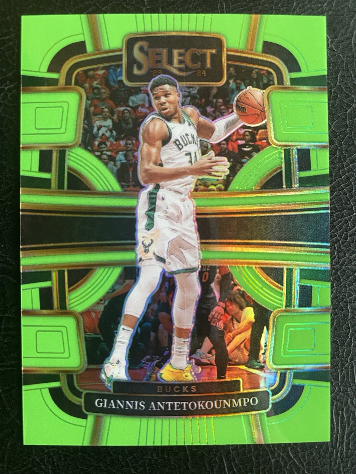 2023-24 Select Giannis Antetokounmpo Neon Green Prizm Concourse SP 68/75 Bucks