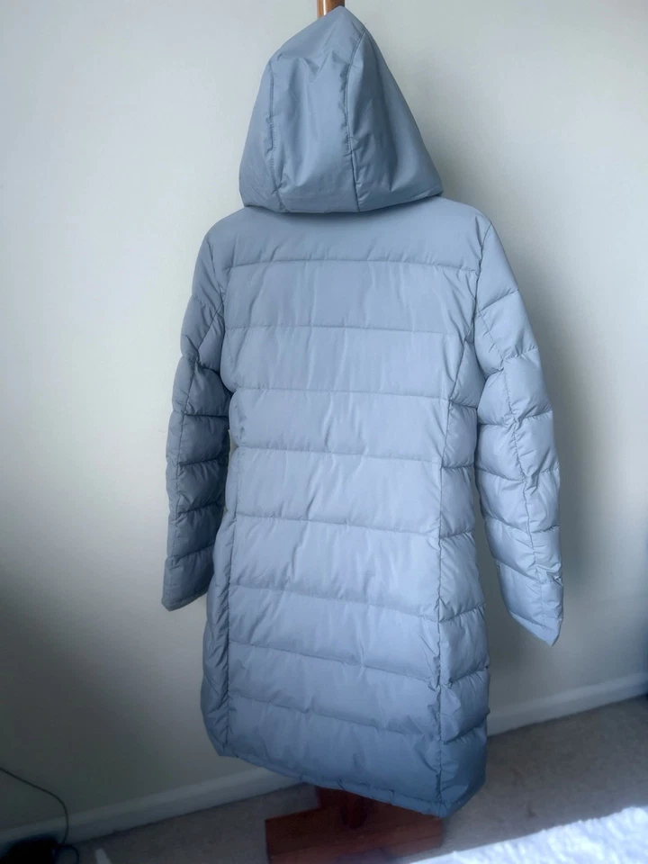 JAQUETA FEMININA ANDREW MARC ACOLCHOADA COM CAPUZ ACOLCHOADA (LT CINZA TAMANHO M) - Imagem 3 de 4