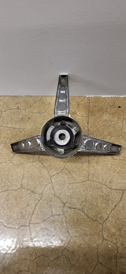 Volante central vintage 1965-66 Ford Mustang cromado fabricante de equipamento original C5za-13A800-B2 - Imagem 3 de 4