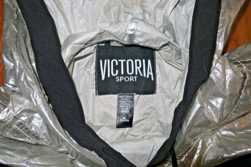 M 8-10 ❤️ VICTORIA'S SECRET ❤️ CHAQUETA EXTERIOR CORTAVIENTOS CON CAPUCHA PLATEADA DEPORTIVA Foto 2 de 4