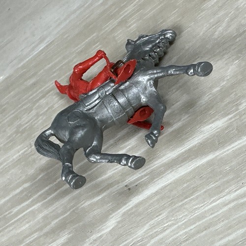 MPC Vintage Knights Templar Crusades Knight red and silver - 2.5” tall - Picture 5 of 6