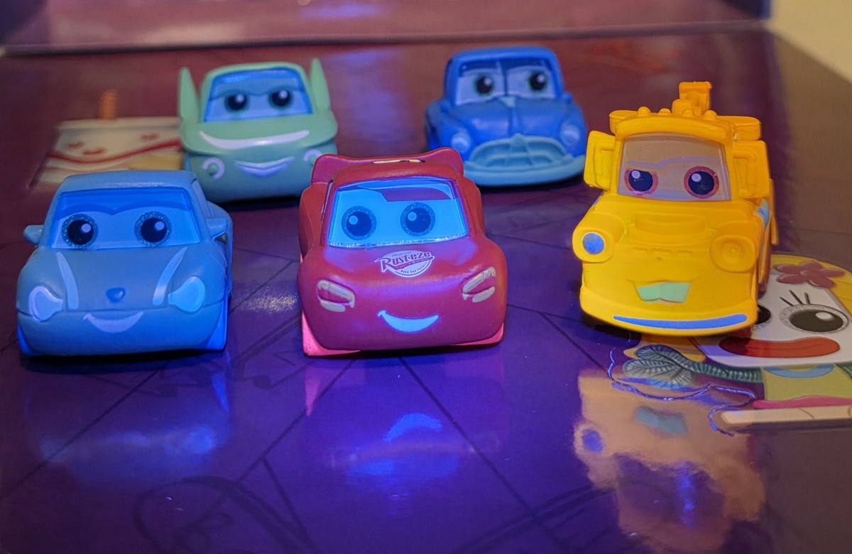 Cars - Disney Doorables Neon Pop Series - Sally Mater Doc Flo