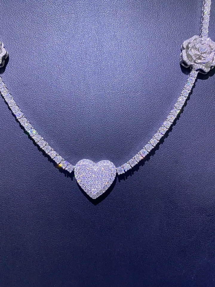 Lindo colar de coração 10 quilates moissanita criado em laboratório ouro branco 14K sobre prata - Imagem 4 de 4