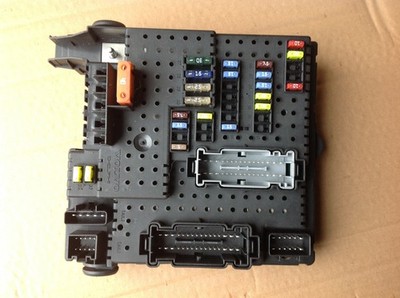 VOLVO V70 MK2,S80,S60,XC90 REAR ELECTRONIC MODULE (REM) RELAY FUSE BOX 28017881