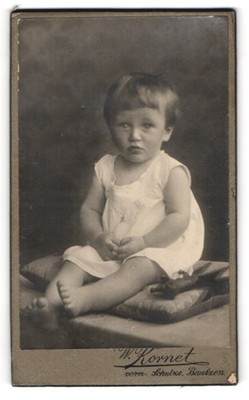 Fotografie W. Kornet, Bautzen, Portrait süßes Kleinkind im weißen Hemd mit nack 
