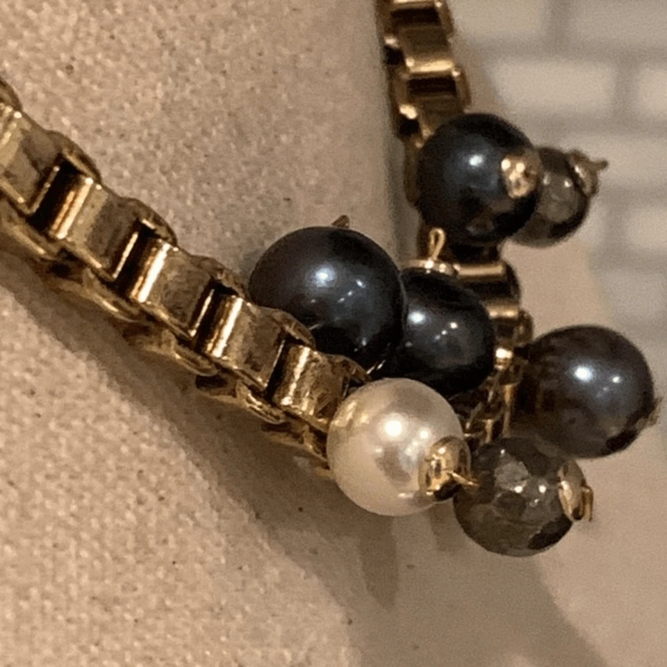 Gargantilla de perlas Lulu Frost cadena de caja dorada con perlas simuladas azules, grises y blancas Foto 2 de 4