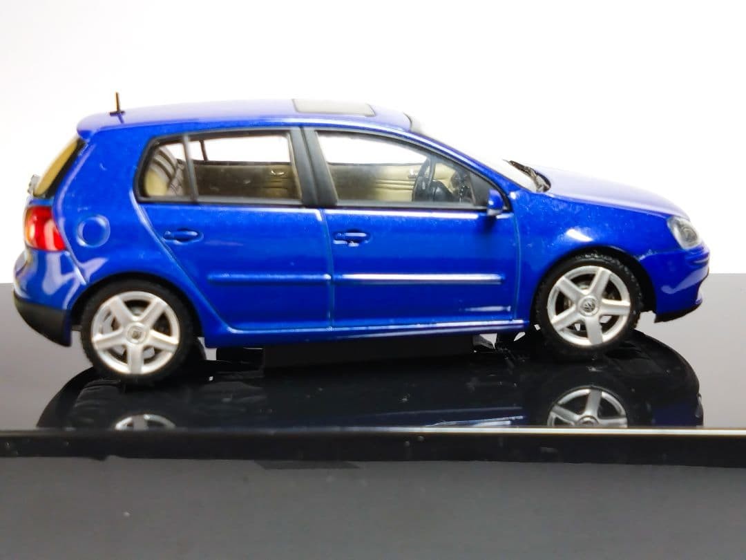 Volkswagen Golf 5 1/43 Auto Art Model with Case | eBay