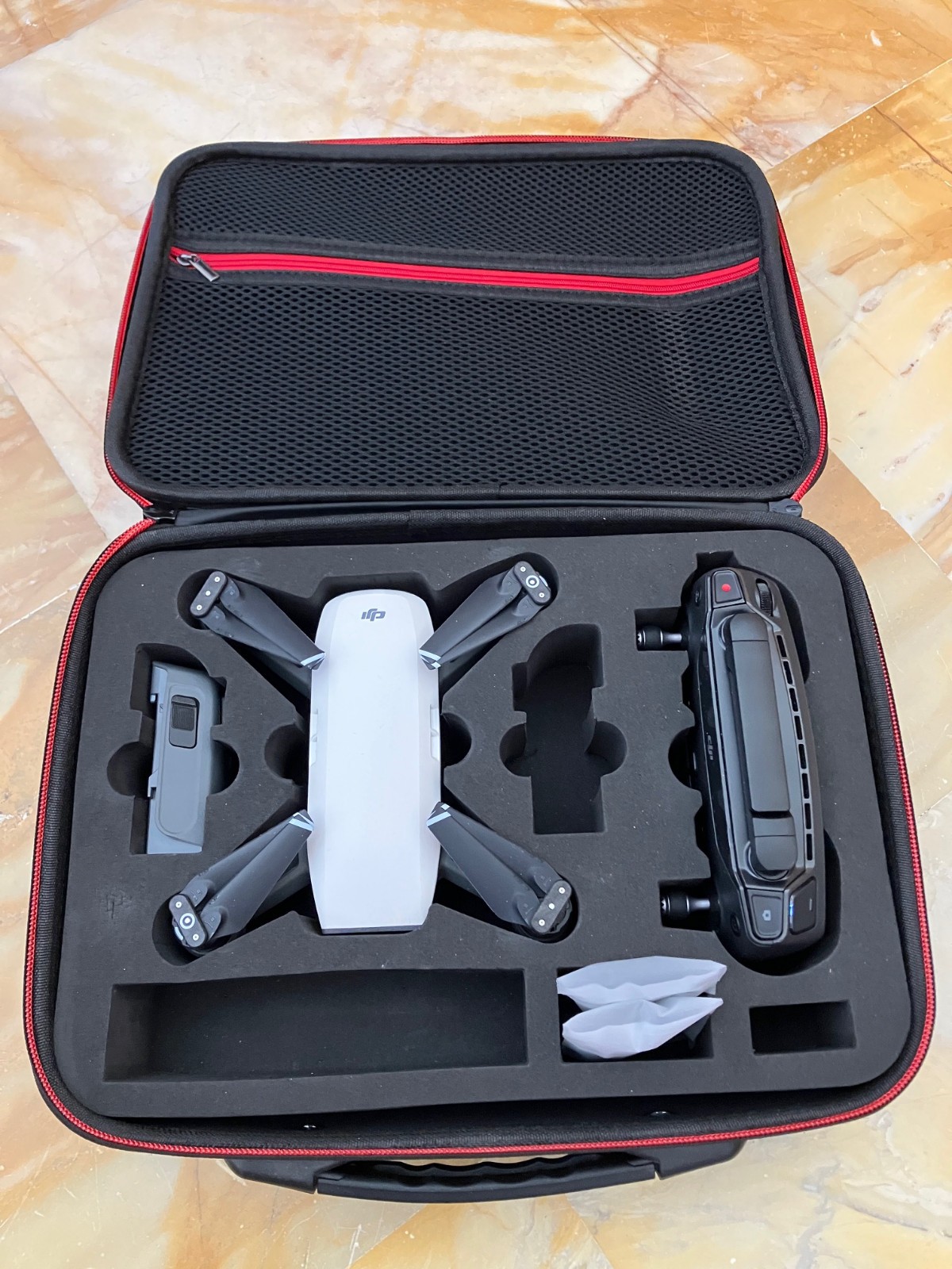 DJI Spark con radiocomando, 2 batterie originali, eliche di scorta e borsa