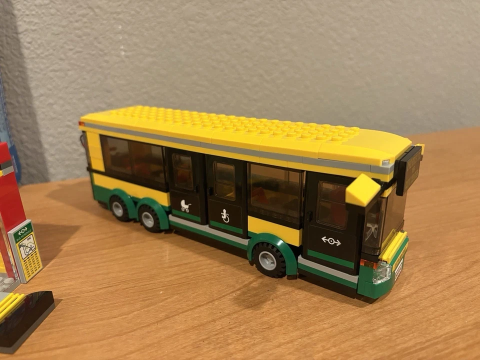 LEGO 60154 Estación de Autobuses CITY Town 99% Completo con Minifiguras, Caja + Instrucciones Foto 2 de 4