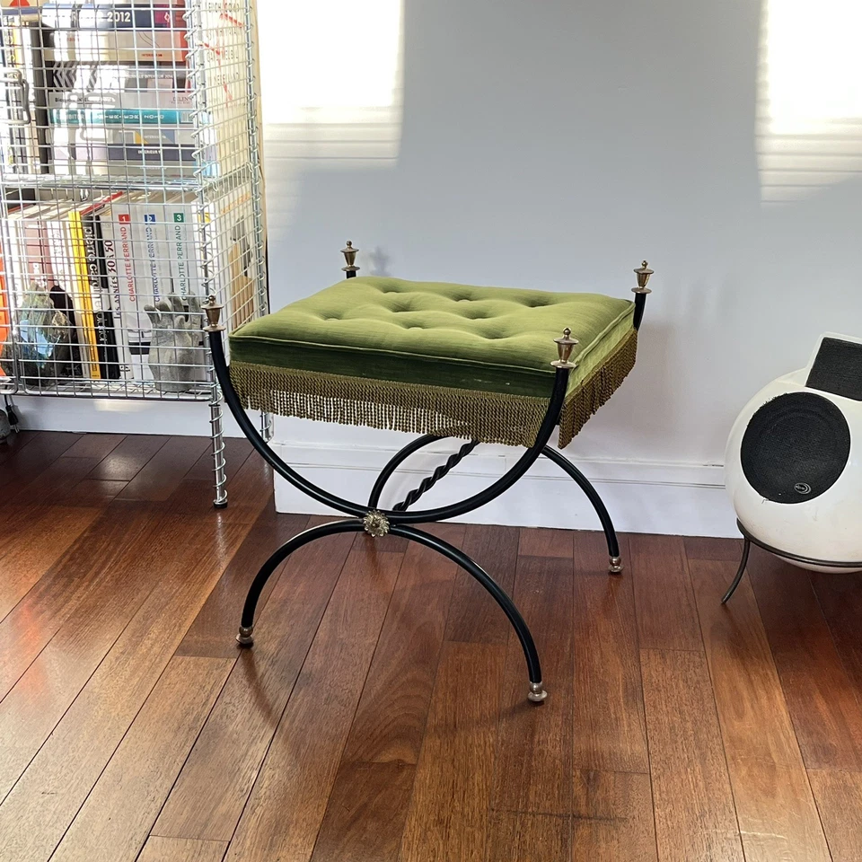 Tabouret vintage Néoclassique métal noir laiton et velours vert - Image 2 of 4