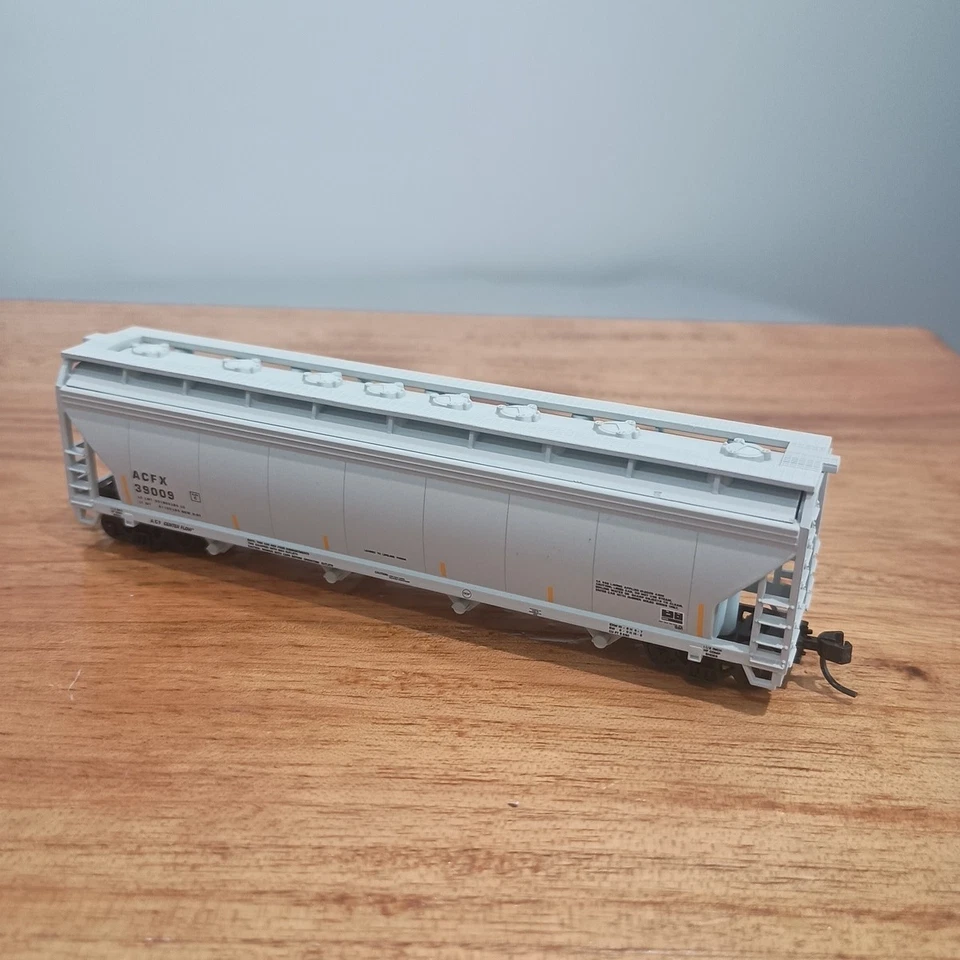 ATLAS N Scale 50 000 649 ACFX 5250 Lifeline Foods #39009 4-Hopper Car NOS  - Image 2 of 4