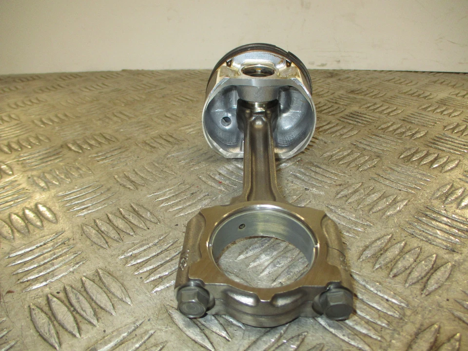 Nissan Juke Nismo 2018 1,6 gasolina MR16. Varilla de conexión y pistón 34K Foto 2 de 4