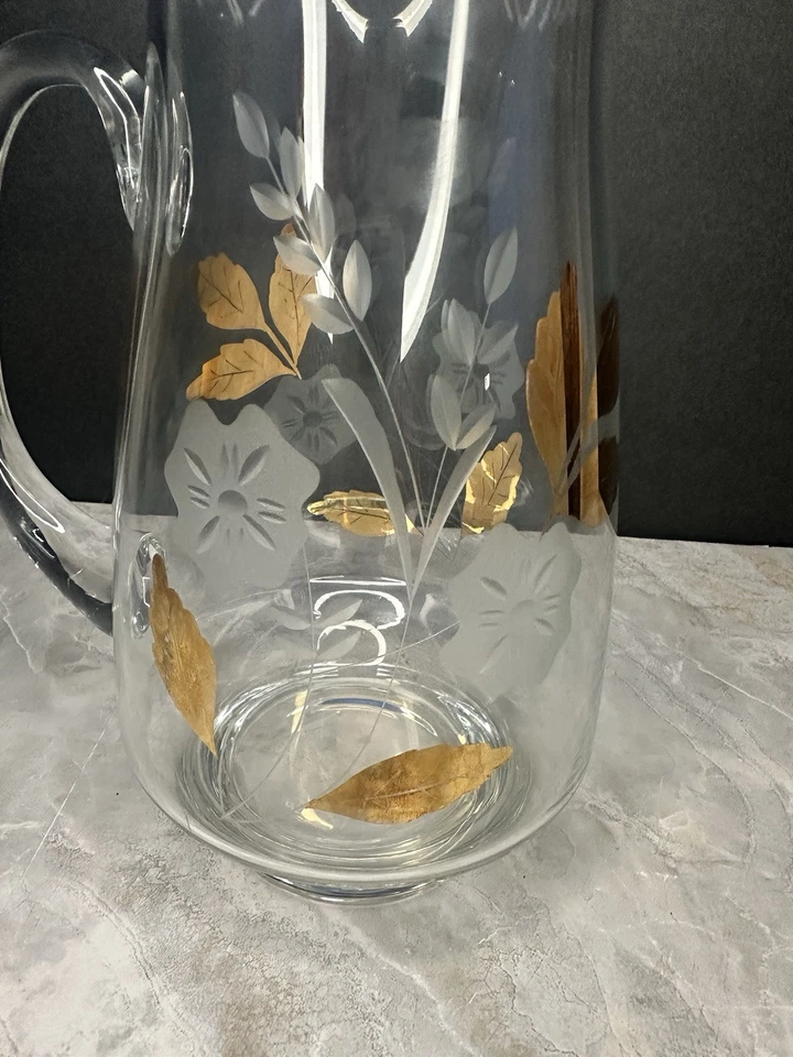 Jarra de vidrio Toscana grabada con patrón floral con hojas doradas de 9,5" de alto, Rumania Foto 4 de 4