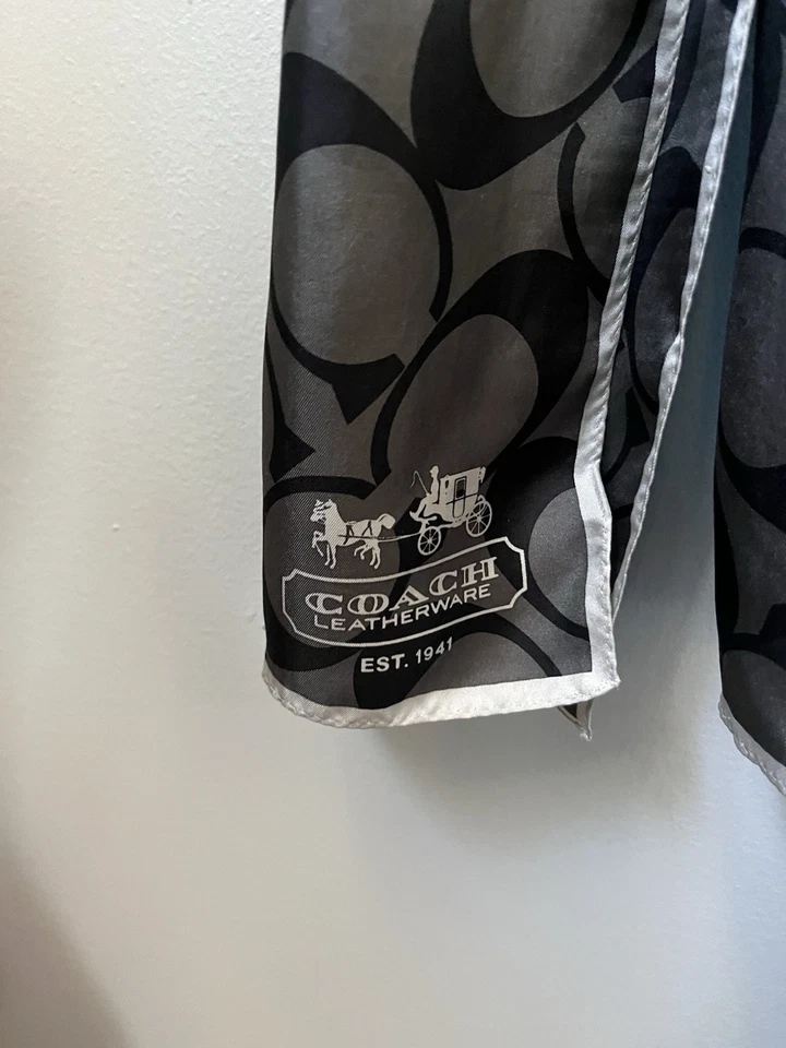 Bufanda de seda Coach negra gris logotipo de firma envoltura de carro de caballos 100 % seda  Foto 2 de 4