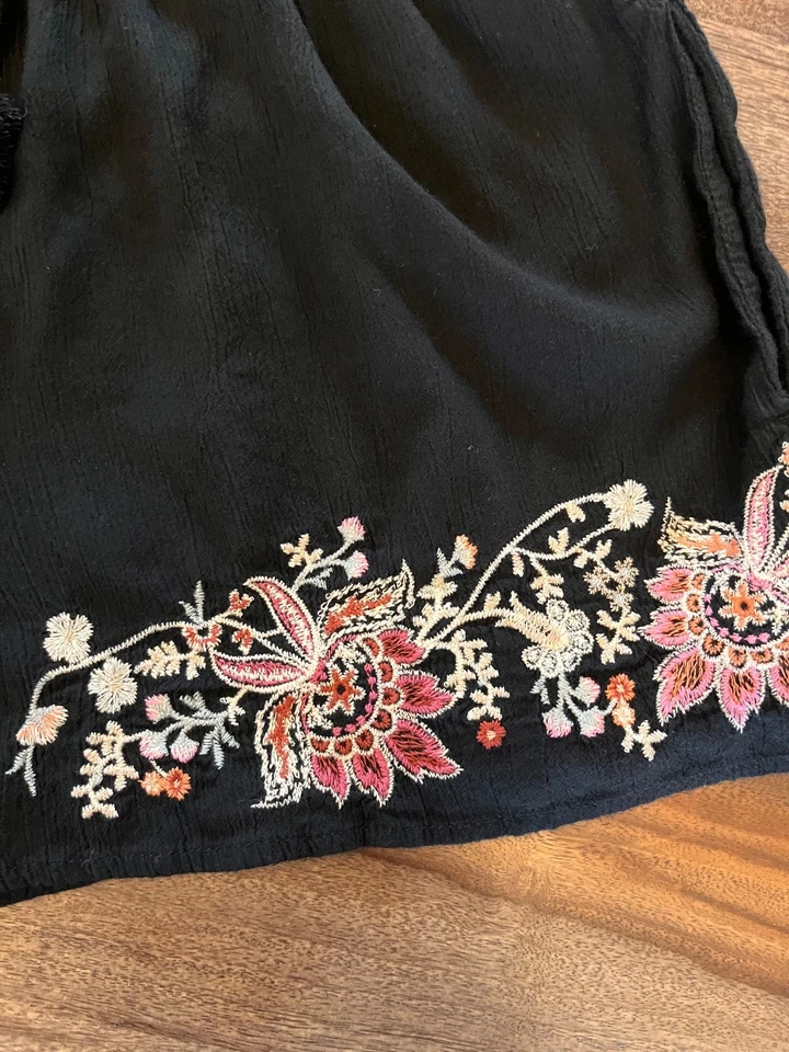 American Eagle Black Stretch Shorts with Embroidered Flowers Size Small  - Image 2 of 4