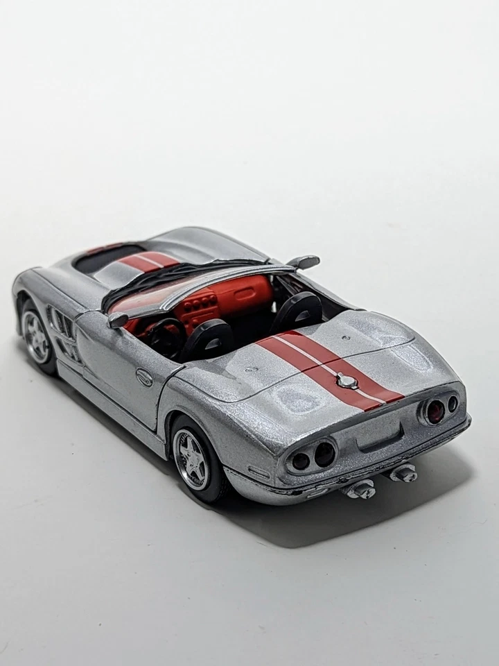 SHELBY Nuevo Ray 2000 SHELBY SERIE 1 Convertible Plateado con Rayas Rojas 1:32 Foto 3 de 4