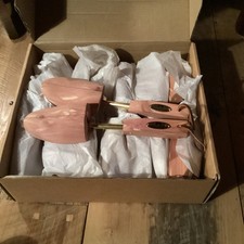 Lot of 6 pairs of new cedar shoe trees - men L. Split Toe.