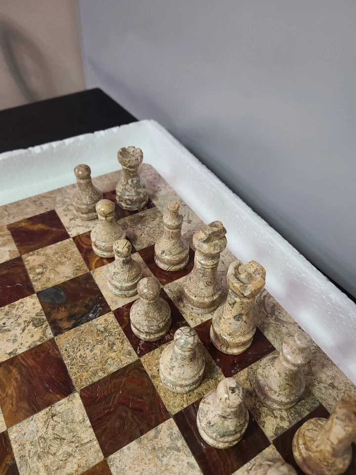 MARBLE CHESS SET GREEN ONYX MARBLE And FOSSIL CORAL. (Missing 1 Piece) - Image 4 of 4