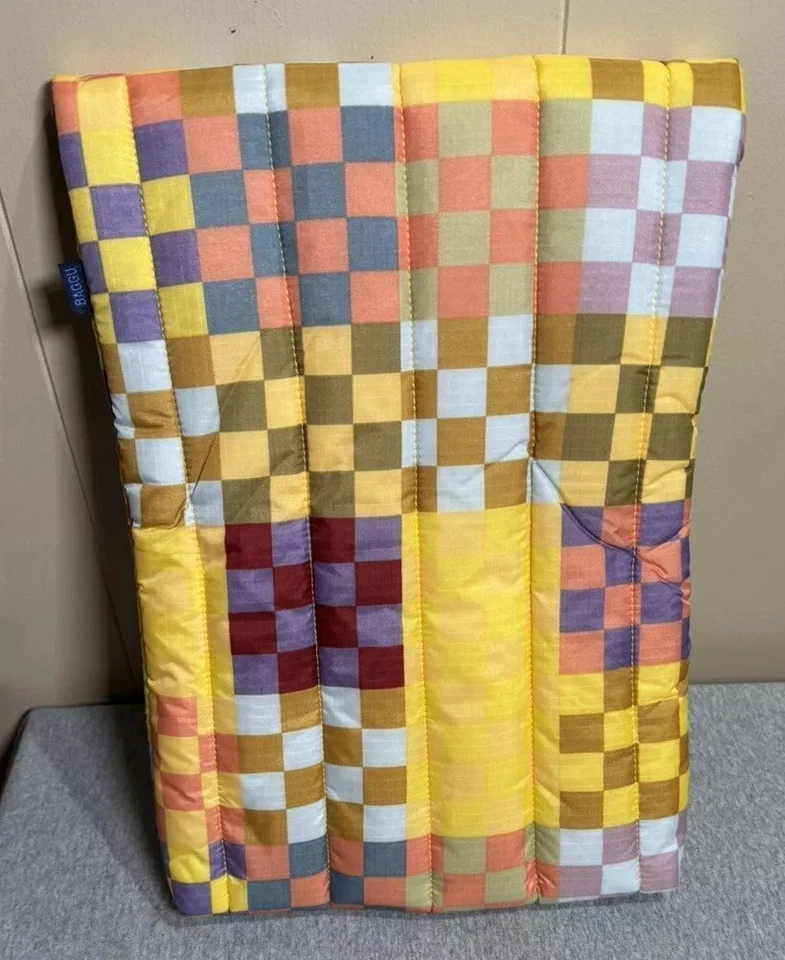 BAGGU UO Exclusivo Grande Multi Check Ripstop Stop Nylon Puffy Laptop Sleeve Novo com etiquetas - Imagem 4 de 4