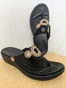 crocs women's sanrah diamante wedge flip