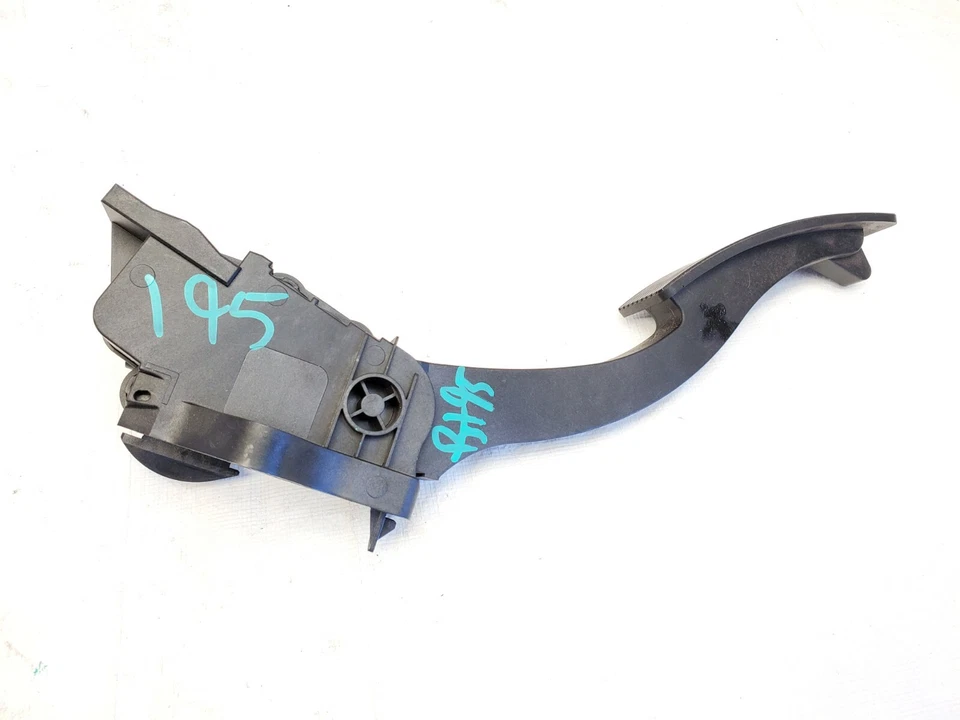 Pedal acelerador a gás 2015-2019 Mercedes-Benz X156 GLA250 - A2463001404 - Imagem 3 de 3