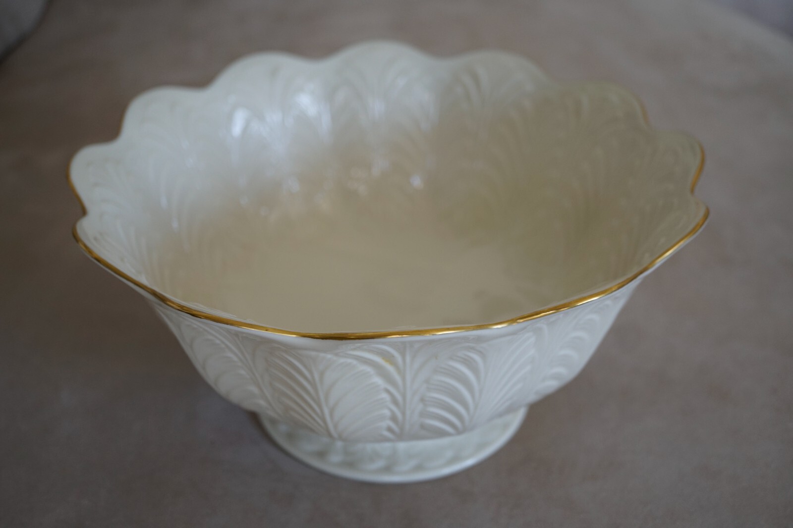 LENOX Footed White Centerpiece Leaf Bowl Scalloped with 24K Gold Trim