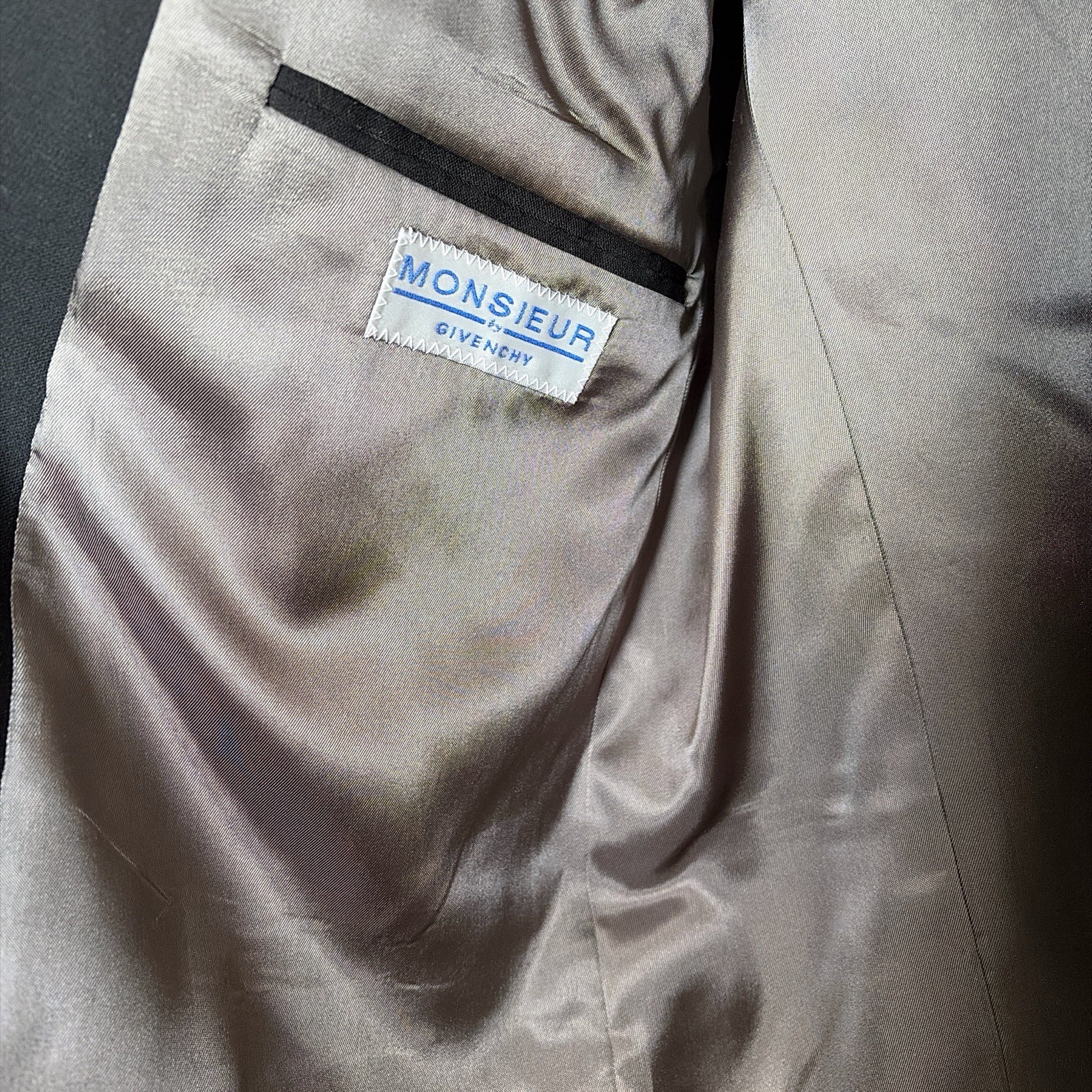 Men's Black Solid Single-Breasted Four-Button Not… - image 3