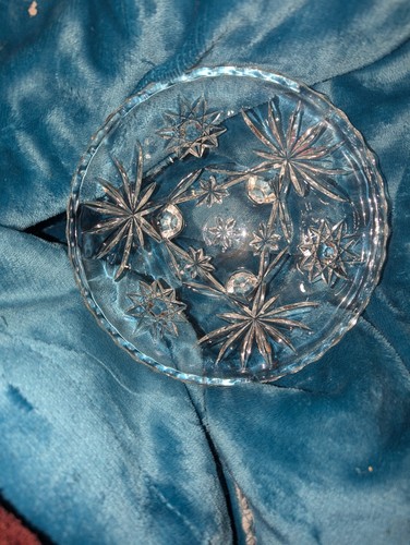 Vintage Anchor Hocking Star of David Prescut Glass 6.75" - 3 Footed Bowl - Picture 5 of 8
