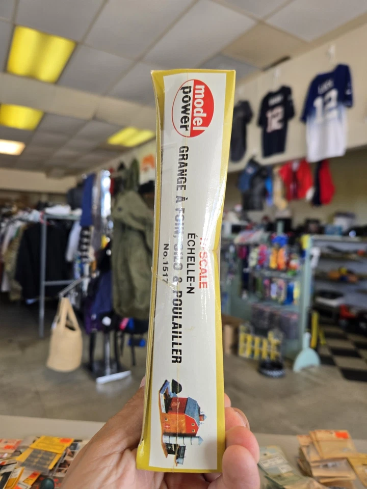 Model Power N Scale Barn, Silo & Chicken Coop Model Kit No. 1517 - Image 3 of 4